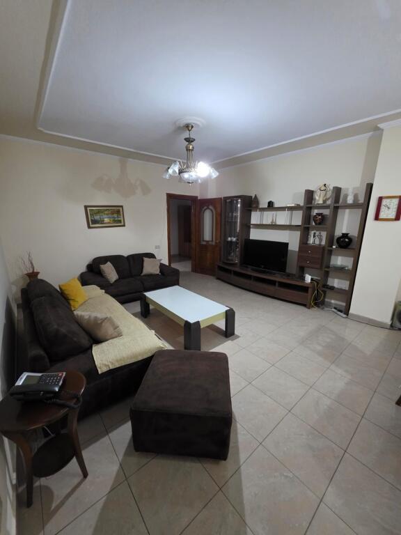 Apartament 3+1, Rruga e Elbasanit!