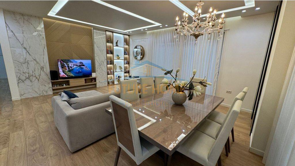 Shitet penthouse 3+1+2+post parkimi Kopshti Zologjik