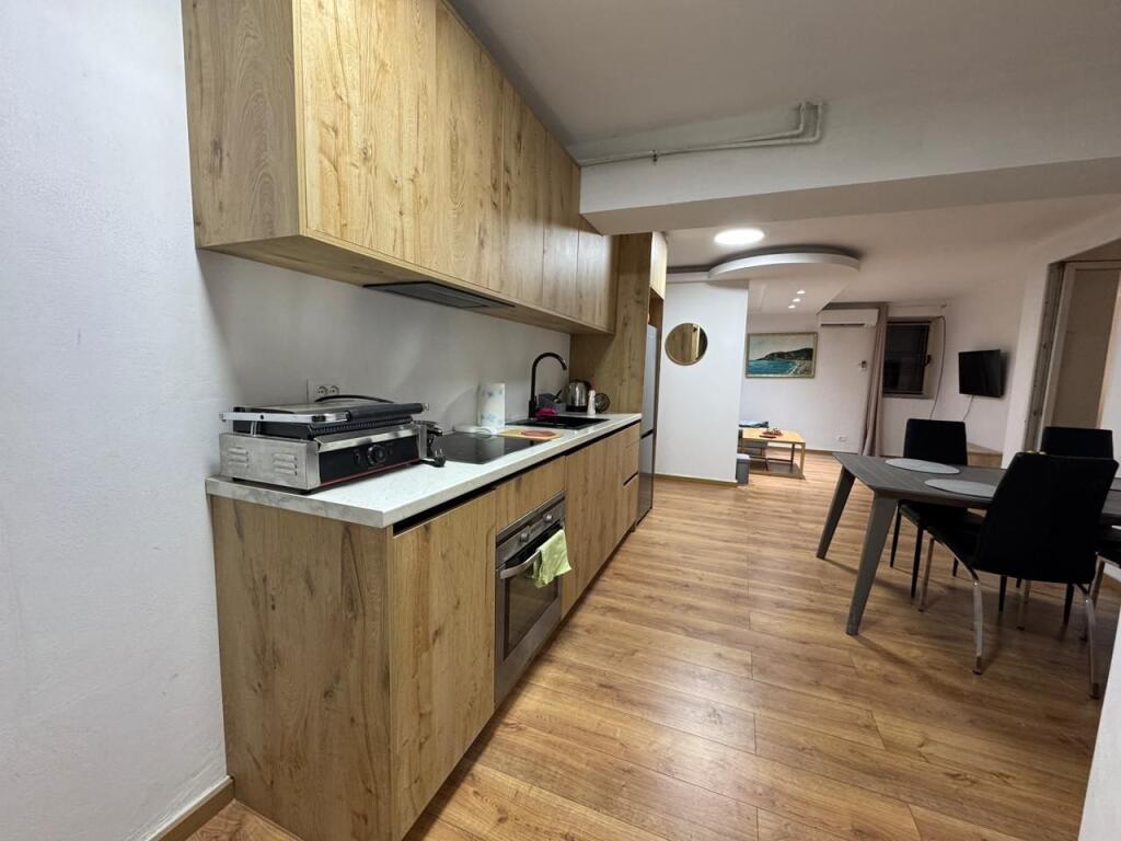 JEPET ME QERA APARTAMNET 1+1  450 EURO    (perfshi uj drita )