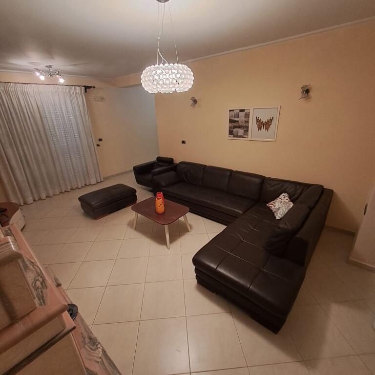 Jepet me qira Penthouse pranë Kishës Ortodokse – Vlorë