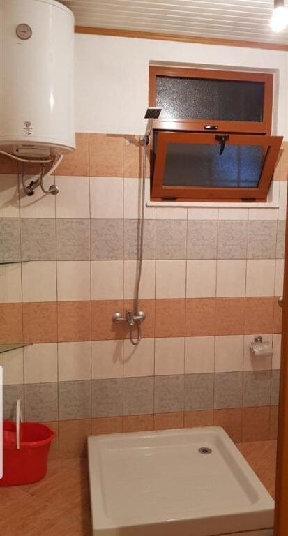 Jepet me qera apartamenti 1+1 , Rruga 5 maj , RR,Lucie Miloti . ka dalje te big market prapa concord center  Cmimi: 320 mije leke +Vend Parkimi i perfshire ne cmim