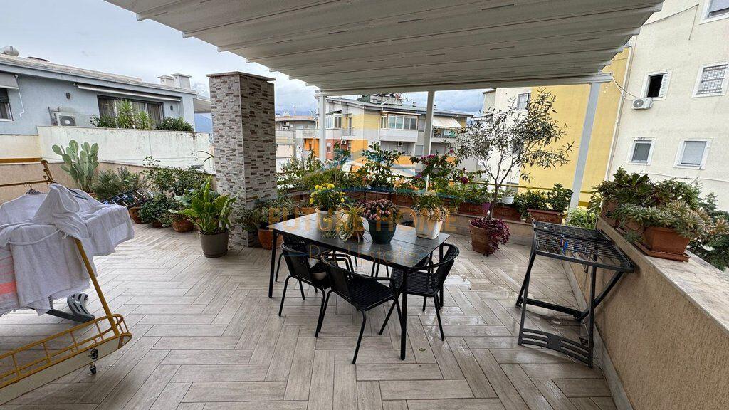 Shitet penthouse 3+1+2+post parkimi Kopshti Zologjik