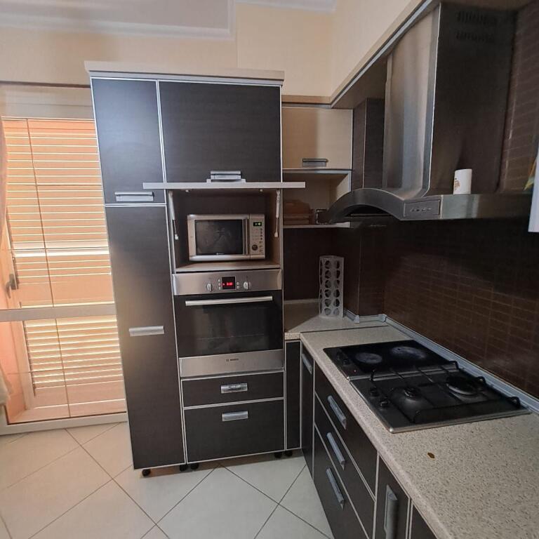 Jepet me qira Penthouse pranë Kishës Ortodokse – Vlorë