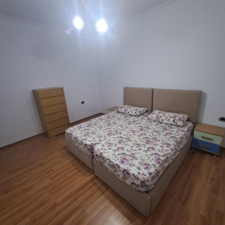 Jepet me qira Penthouse pranë Kishës Ortodokse – Vlorë