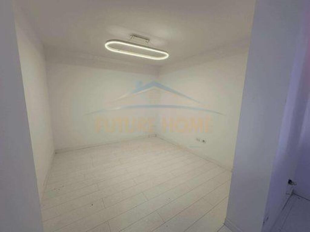 Shitet Apartament 1+1 , Zogu i Zi , Tiranë