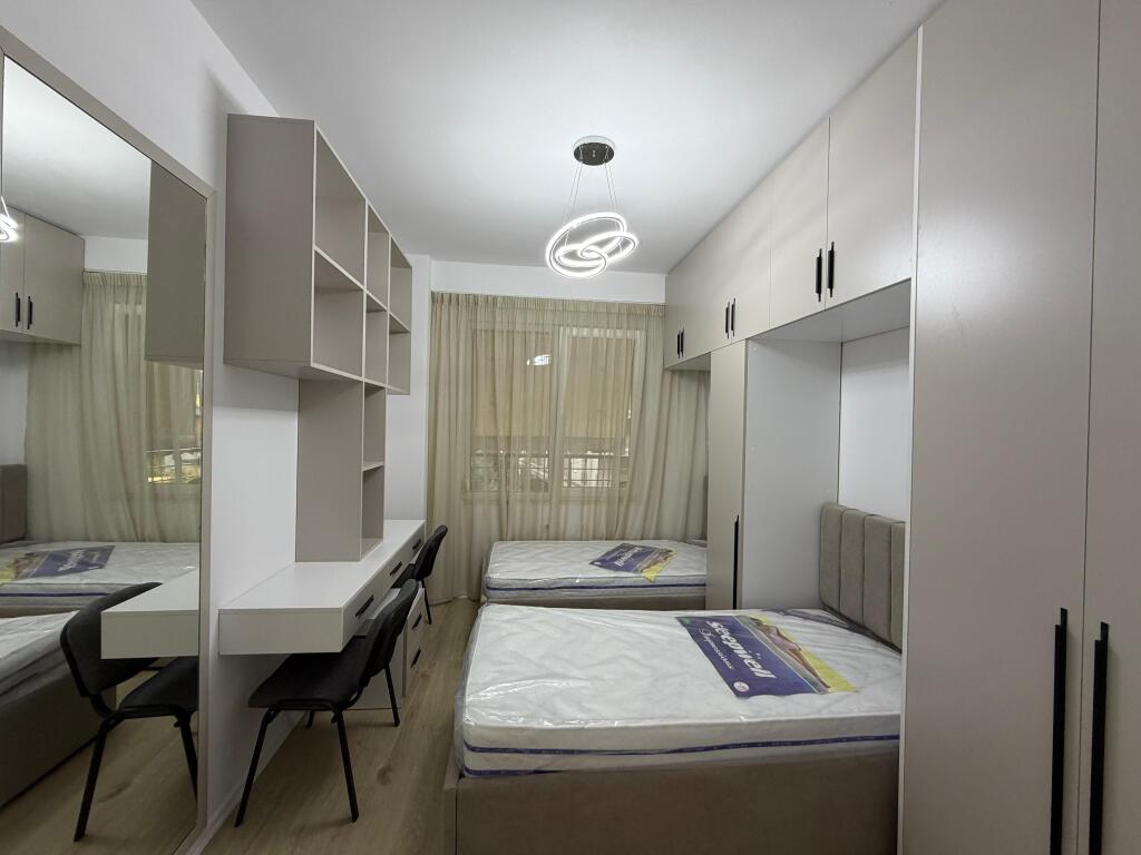 Appartamento 2+1 con parcheggio in affitto a Komuna e Parisit