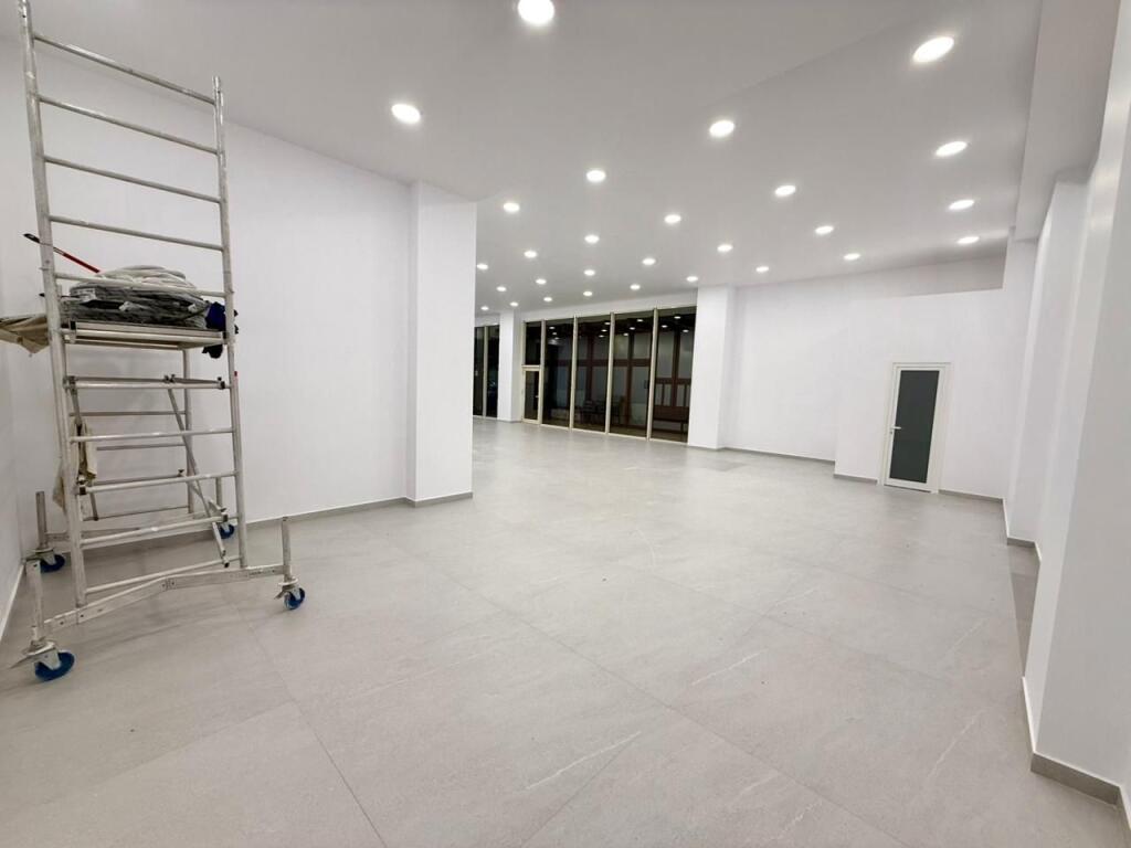 🏡 Locale commerciale in vendita in edificio nuovo, Via Kavaja