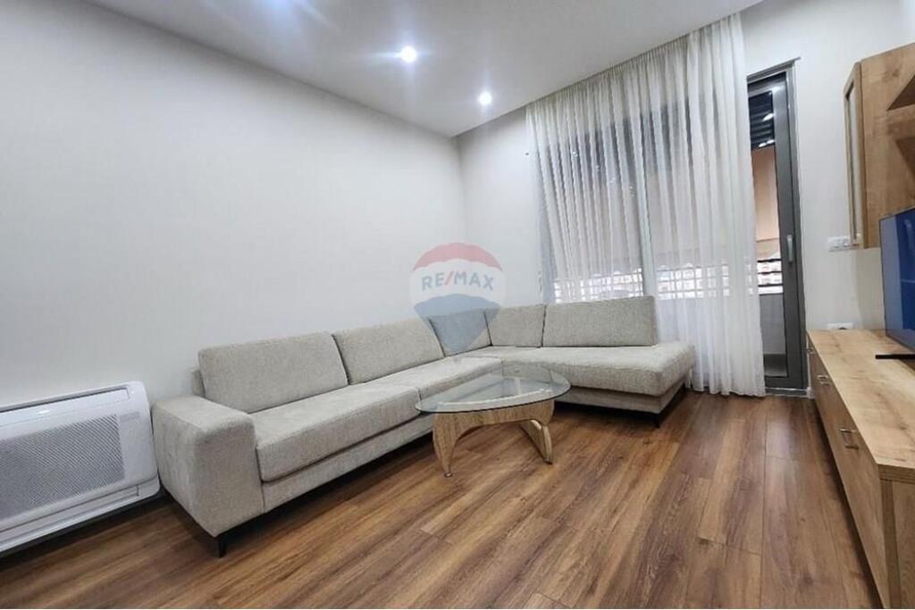 Ofrohet per qira apartamenti 1+1 te Pazari i ri, Rruga Ali Pashe Gucia.