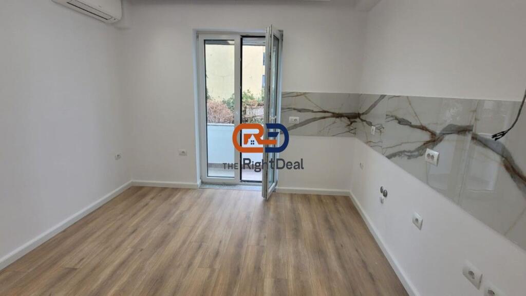 Tek Kafe Flora, Shitet Super Apartament 2+1 Me Lokacion &amp; Orientim Perfekt!!!