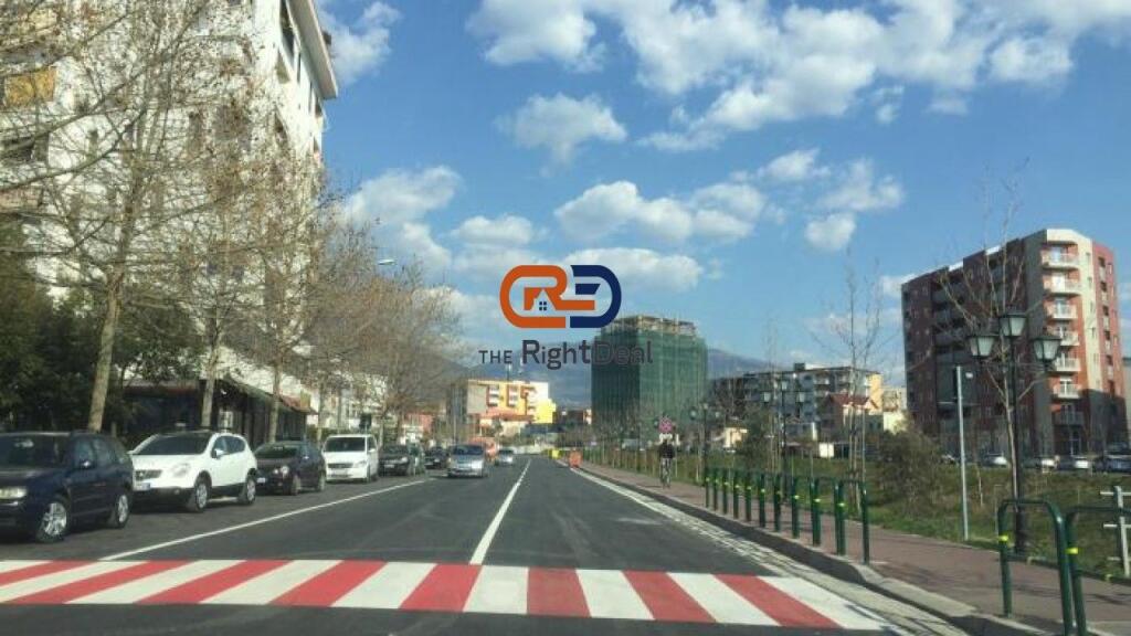 At Zona E Brrylit, Business-Market for Sale!!