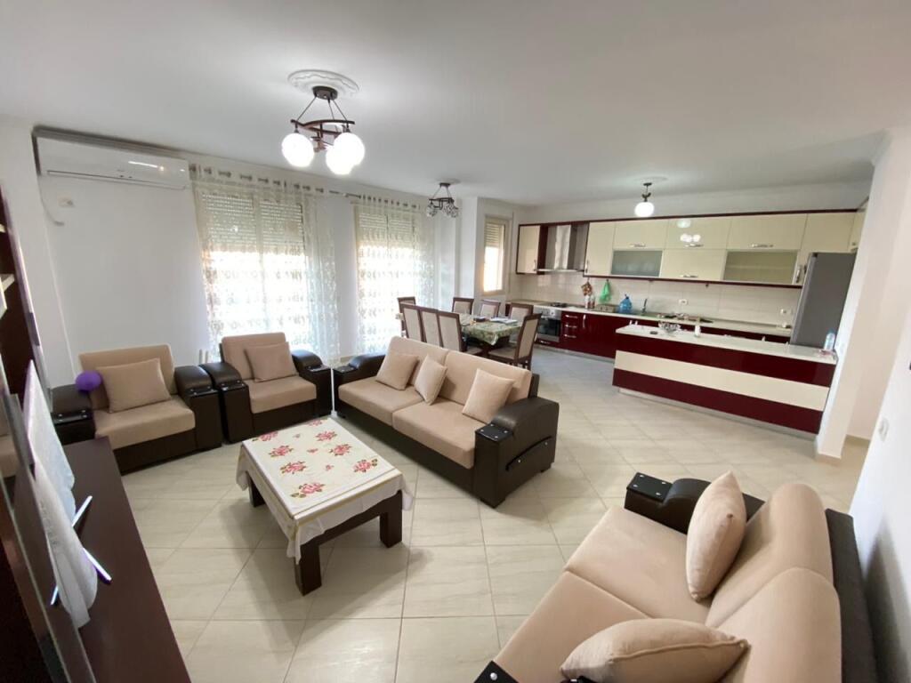 4+1,i mobiluar rruga peti liqeni i thate,cmimi 900 euro