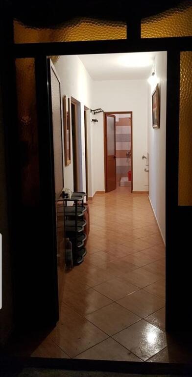 Jepet me qera apartamenti 1+1 , Rruga 5 maj , RR,Lucie Miloti . ka dalje te big market prapa concord center  Cmimi: 320 mije leke +Vend Parkimi i perfshire ne cmim