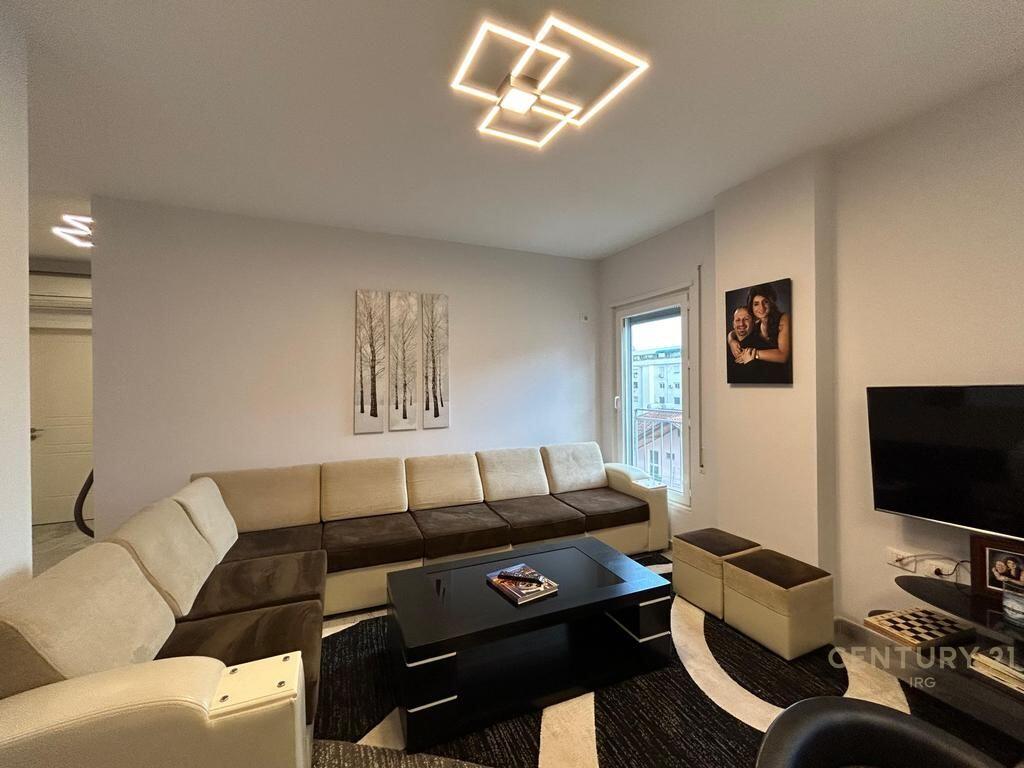 JEPET ME QERA APARTAMENT 3+2 ME POST PARKIMI TEK 21 DHJETORI. 1,100 € /Muaj