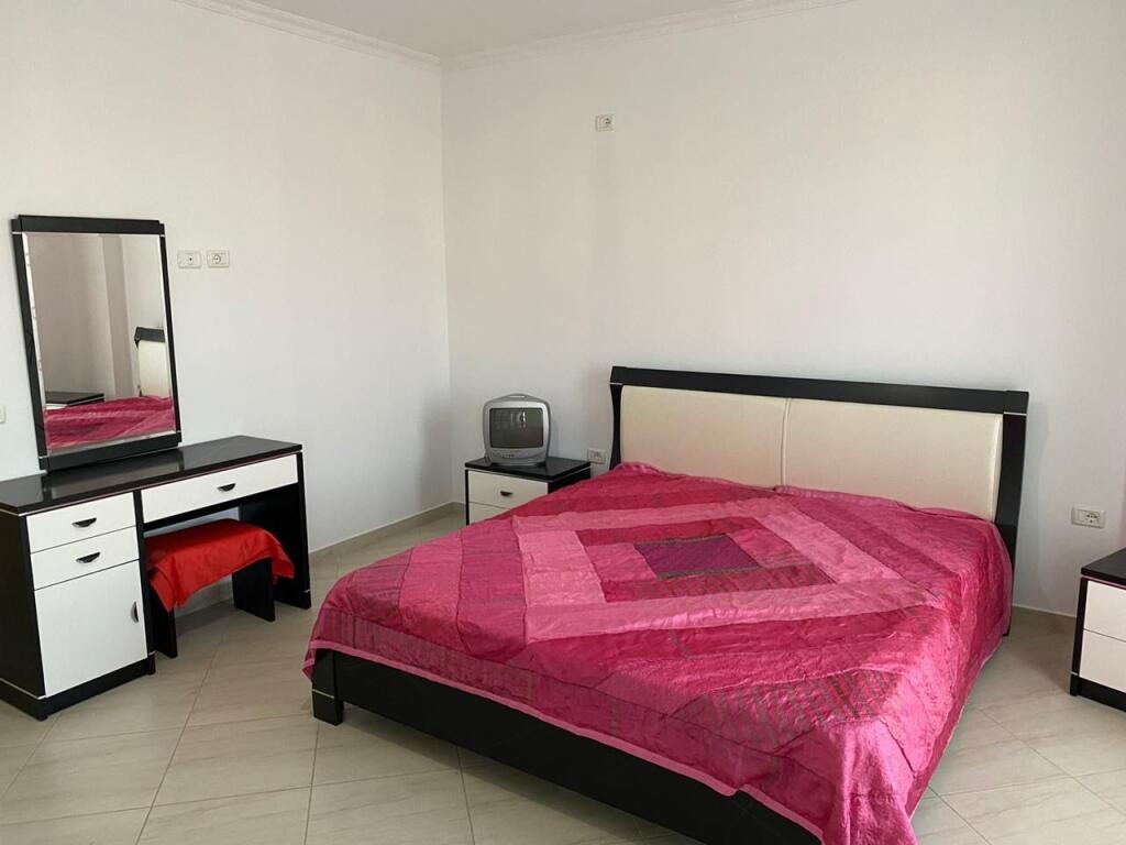 4+1,i mobiluar rruga peti liqeni i thate,cmimi 900 euro