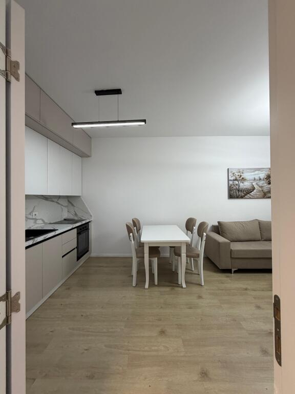 Appartamento 2+1 con parcheggio in affitto a Komuna e Parisit