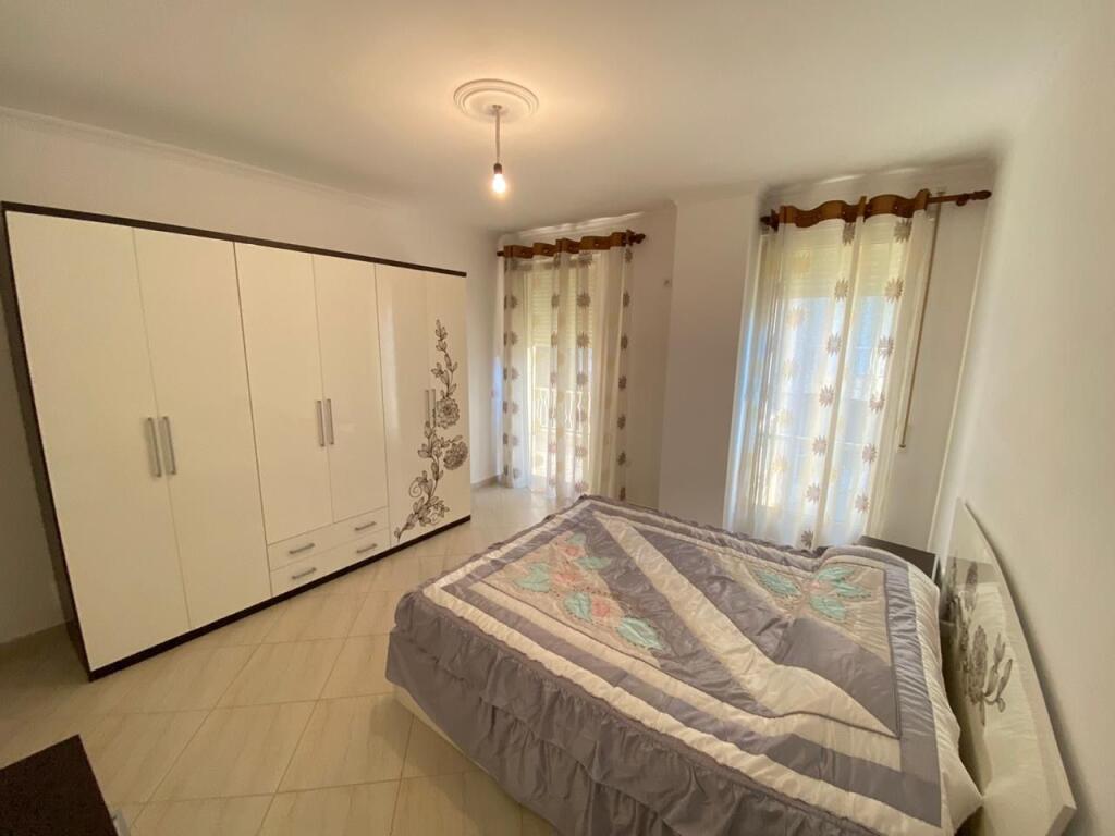 4+1,i mobiluar rruga peti liqeni i thate,cmimi 900 euro