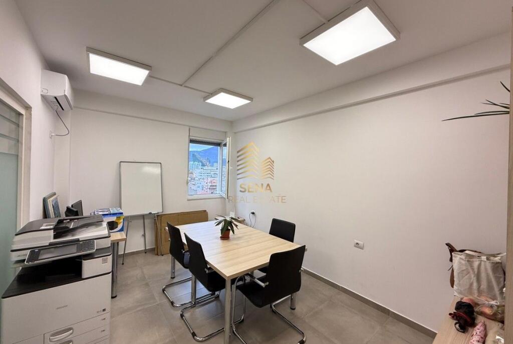 Affitto, Spazio commerciale/ufficio, Comune di Parigi, 1000 Euro/mese