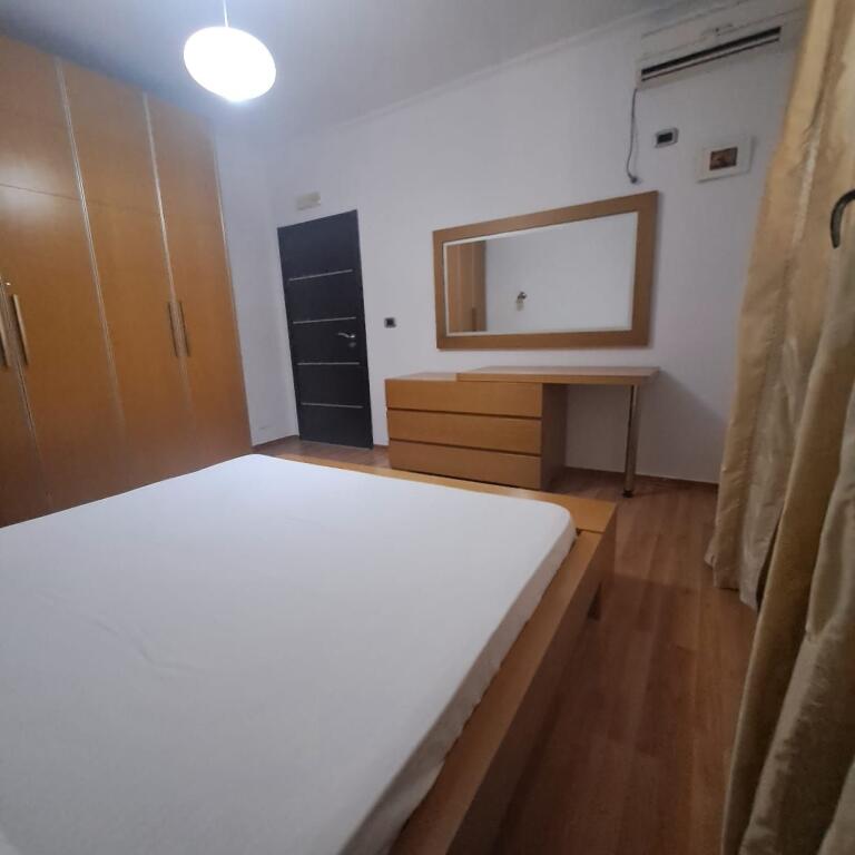 Jepet me qira Penthouse pranë Kishës Ortodokse – Vlorë