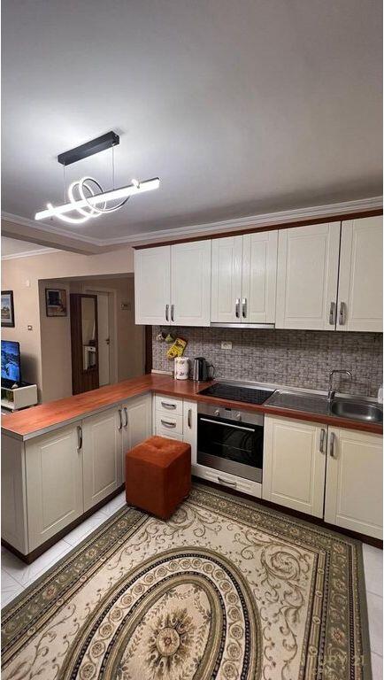 Shitet apartament 2+1 pranë Kafe Flora, Rruga e Durrësit!