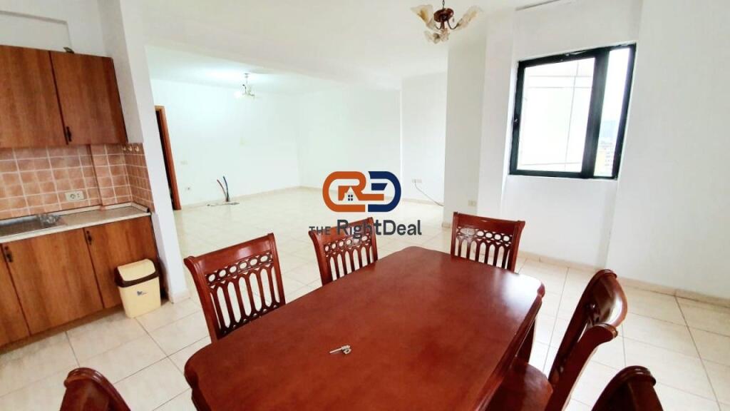 Tek Stacioni Trenit, Shitet Apartament 3+1+2, Mundesi Ideale Per Ndarje!!