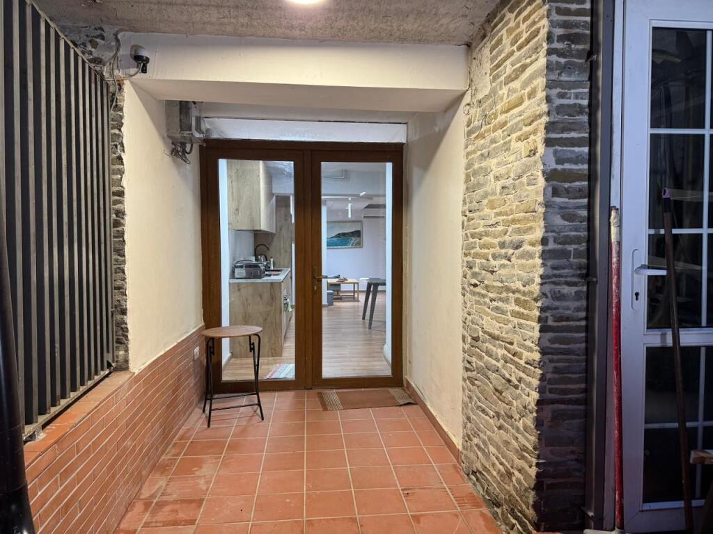 JEPET ME QERA APARTAMNET 1+1  450 EURO    (perfshi uj drita )