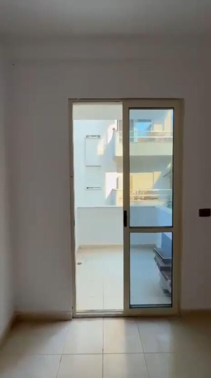 Shitet apartament 3+1 pranë Eleonorës