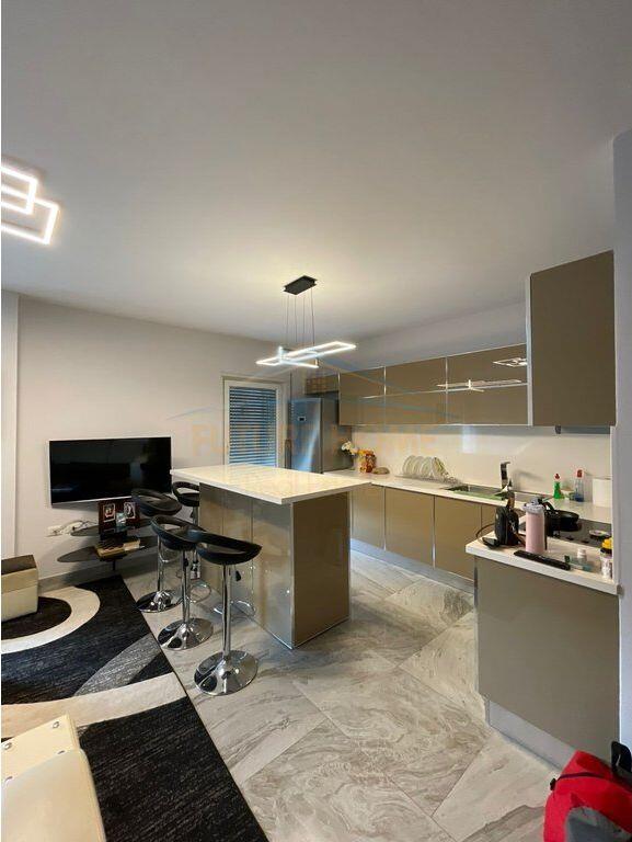 Appartamento 3+2 in affitto, in 21 Dhjetori, Via Kavajës, Tirana