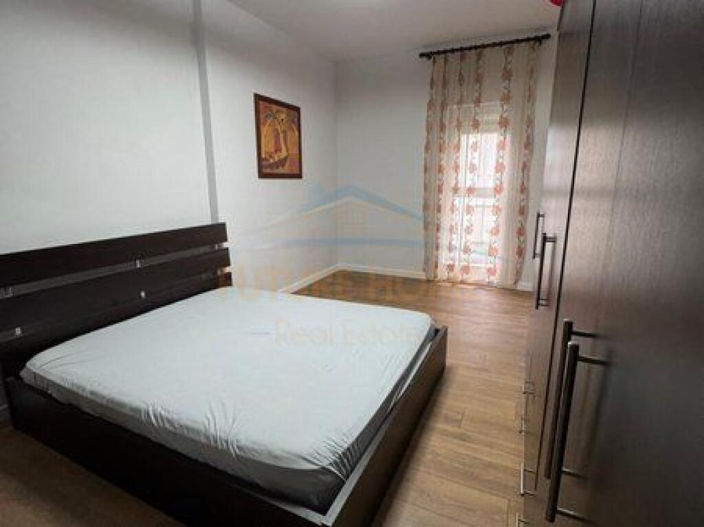 Shitet, Apartament 2+1+2, Oxhaku , Tiranë