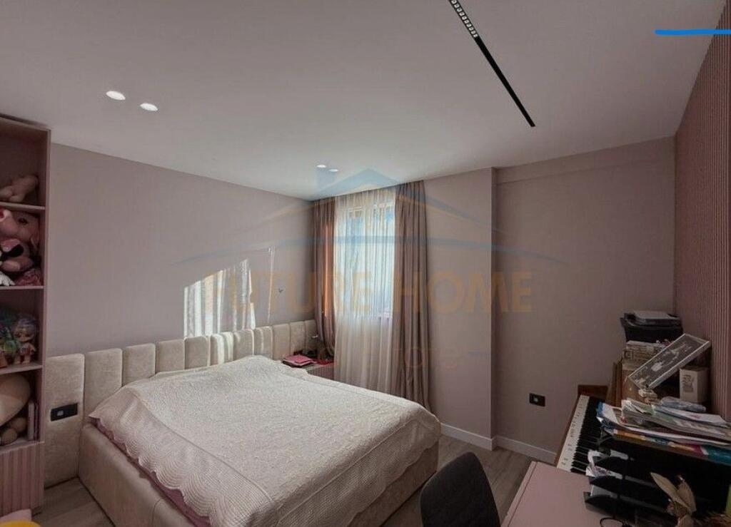 Shitet – Apartament 3+1+2 + Depo + 2 Poste Parkimi Kopshti Botanik, Tiranë