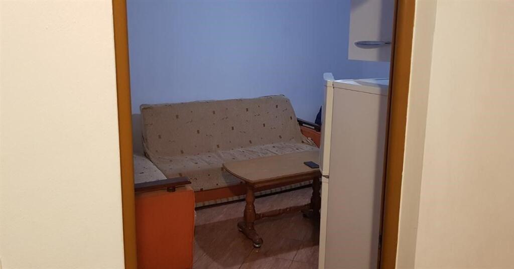 Jepet me qera apartamenti 1+1 , Rruga 5 maj , RR,Lucie Miloti . ka dalje te big market prapa concord center  Cmimi: 320 mije leke +Vend Parkimi i perfshire ne cmim