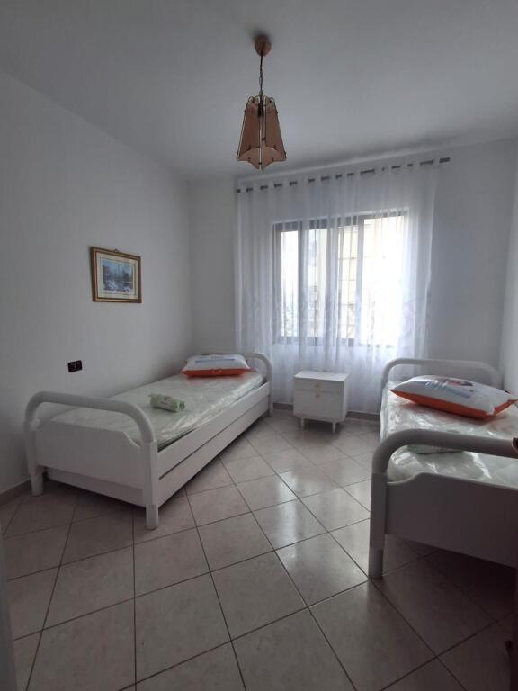 Apartament 2+1+2 me Qera Prane Bar Artistit, Astir