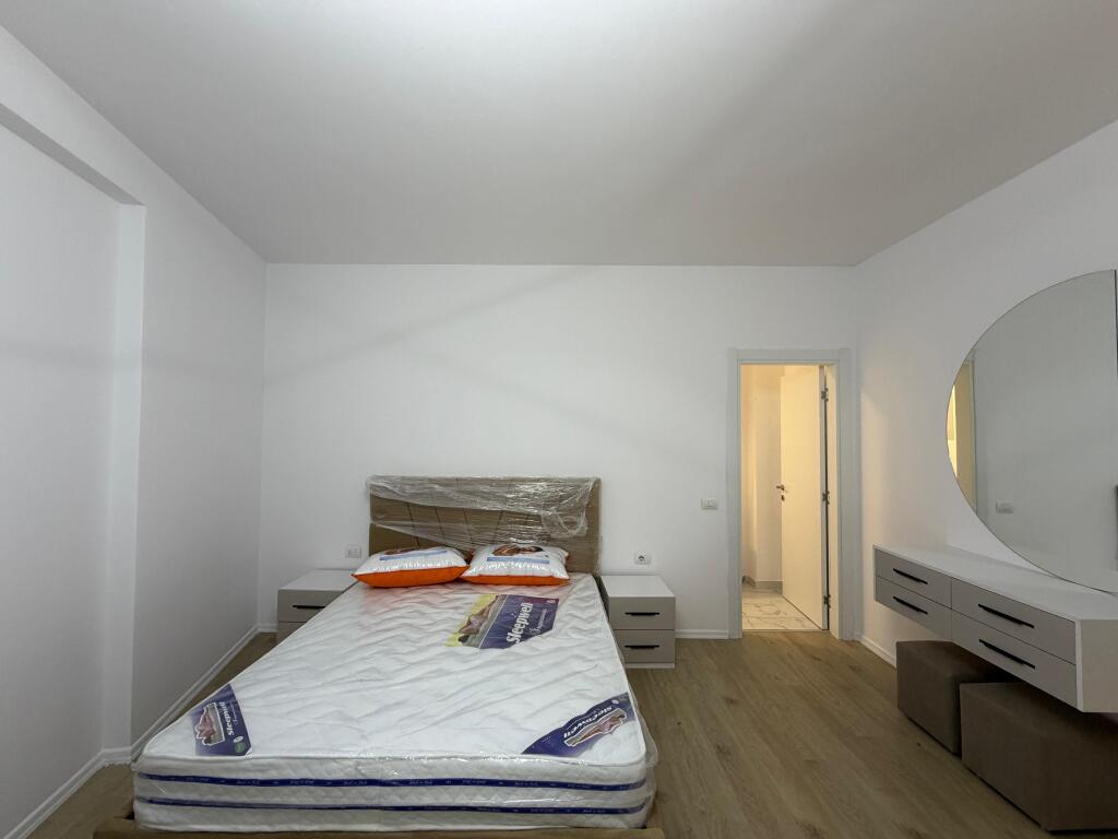 Appartamento 2+1 con parcheggio in affitto a Komuna e Parisit