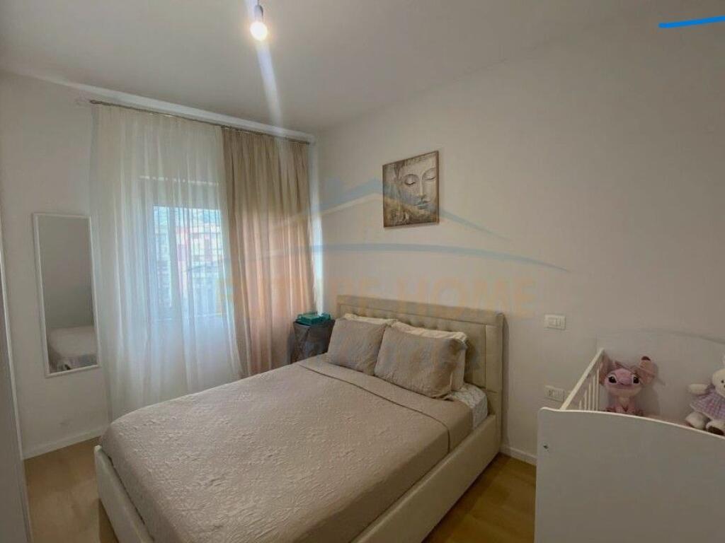 Shitet – Apartament 1+1, Fresku, Tiranë