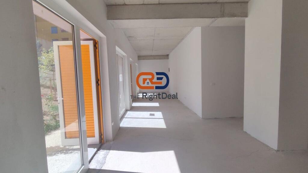 A Ali Dem, Al Complesso Mangalem 21, Negozio In Vendita Con Prezzo Occasione Perfetto Per Investimento!!