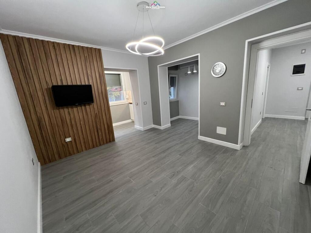 Office for Rent 1+1 Near the Red School (ID BZ2740) Tirana