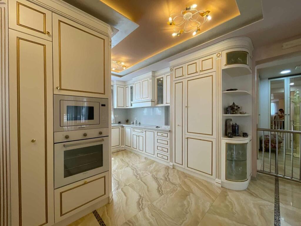 Penthouse in Vendita, Nel Complesso: “Ferrari”