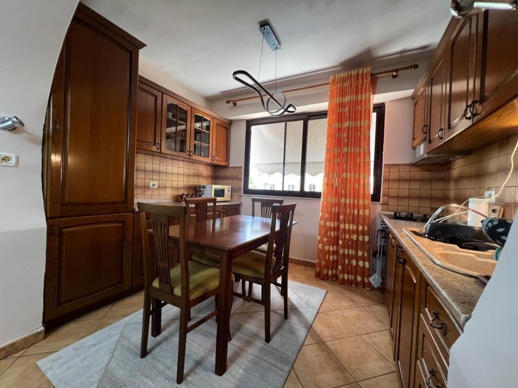 🏢Ne zonen e Myslym Shyrit,prane Dyqanit Euro1 jepet me qera apartament 2+1,i mobiluar. 700Euro