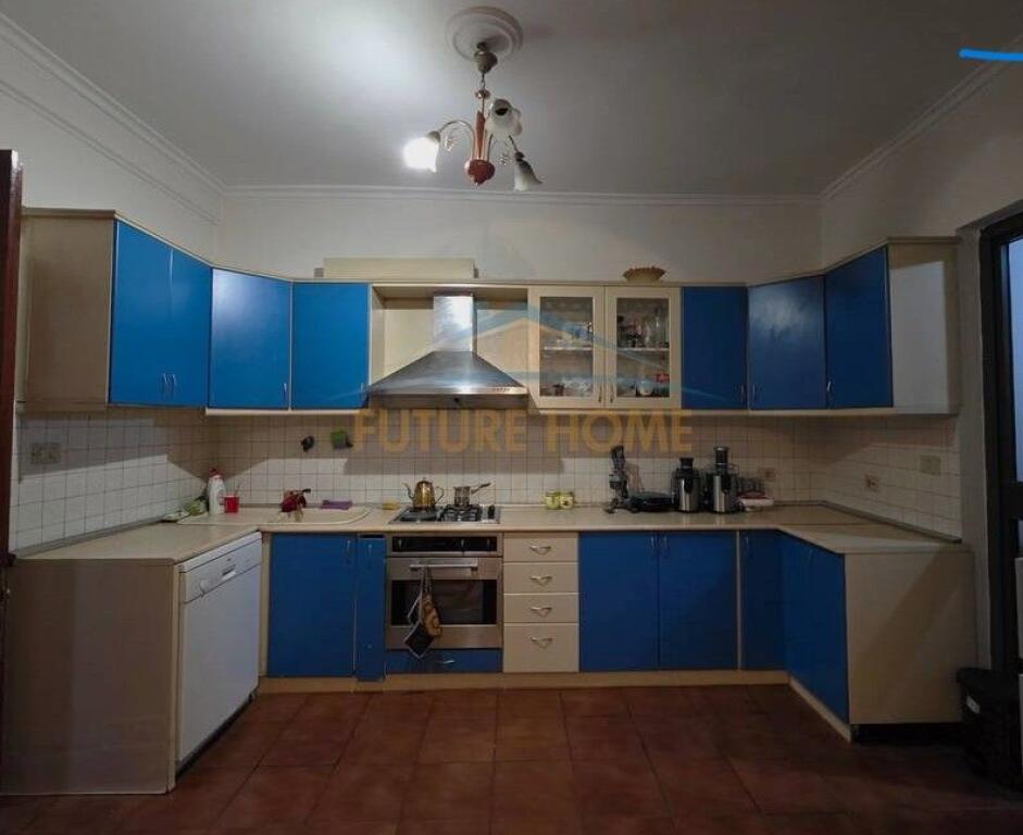 Shitet, Apartament 3+1+2 – Rruga e Kavajës, Tiranë