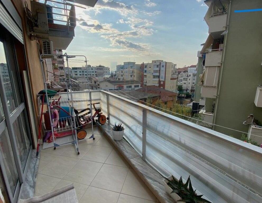 Shitet – Apartament 1+1, Fresku, Tiranë