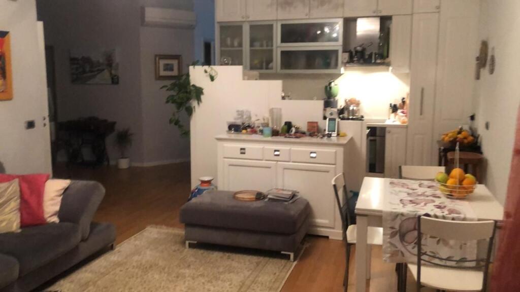 Apartament 3+1 me qera te Rruga e Kosovarëve !