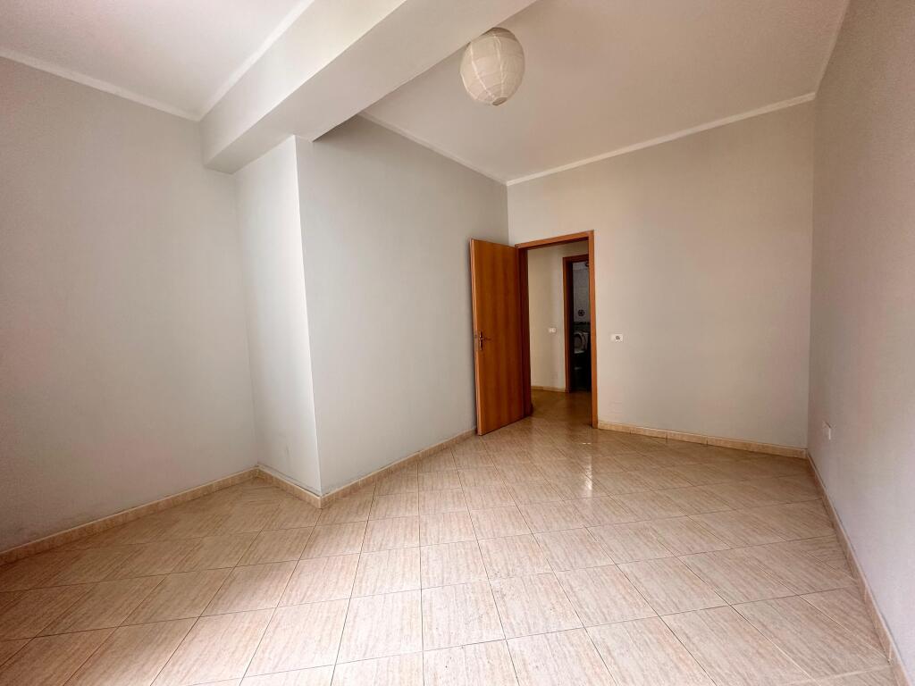 🏢 Jepet me qira Apartament 2+1 për Biznes – Zona e Parkut (Pallati i Anxhelos), pranë Condor Center