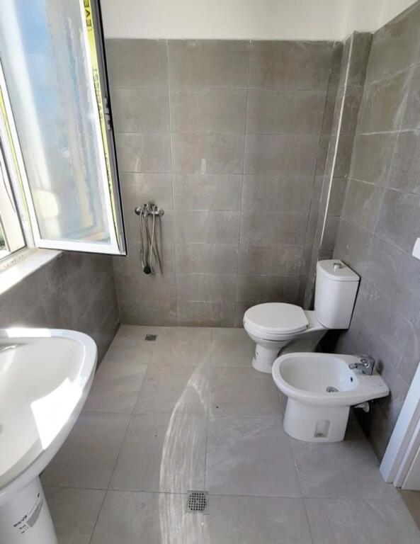 Shitet Apartament  2+1+2 tualete +2 ballkone,shetitorja Josif Budo Kavajë