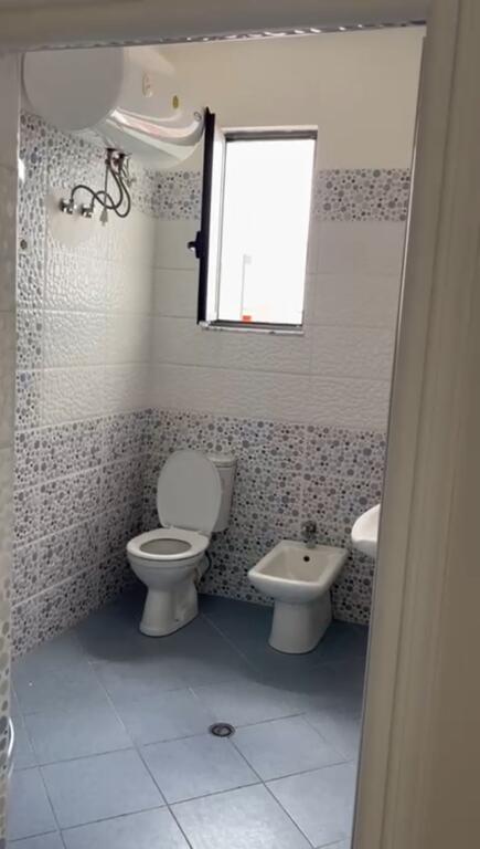 Jepet me qera apartament 2+1 te Rruga e Durresit