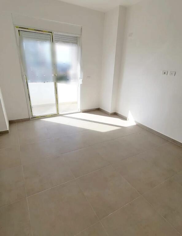 Shitet Apartament  2+1+2 tualete +2 ballkone,shetitorja Josif Budo Kavajë