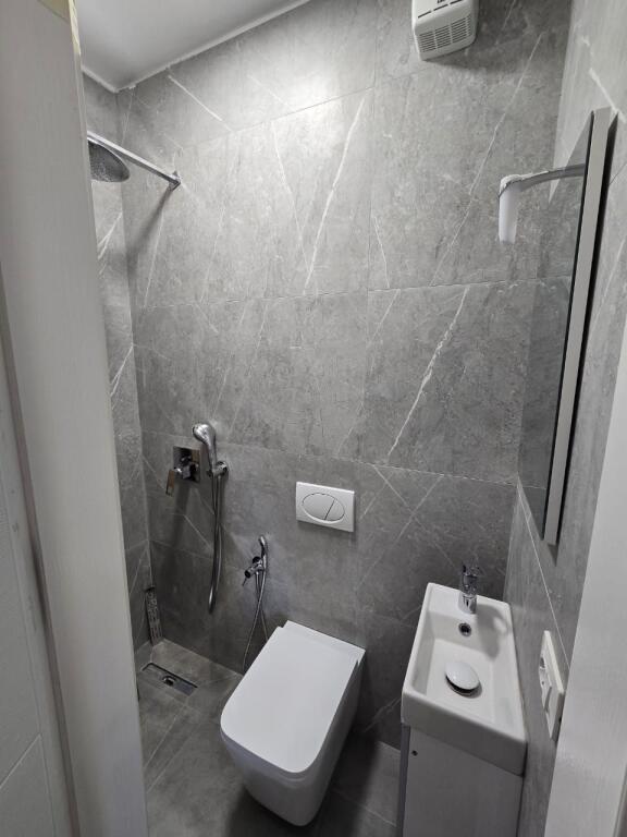 📌Apartament 2+1+2 + 🅿️ me Qira – Pranë Shkollës së Kuqe