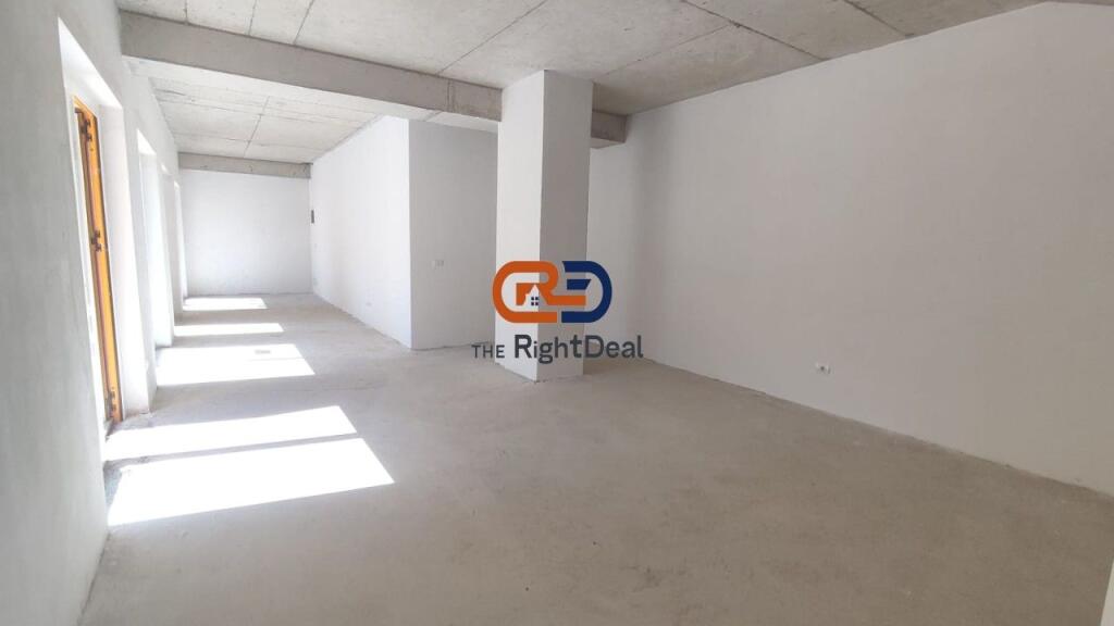 A Ali Dem, Al Complesso Mangalem 21, Negozio In Vendita Con Prezzo Occasione Perfetto Per Investimento!!