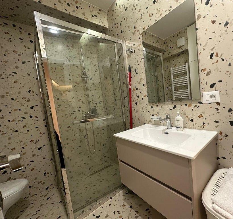 Apartament Modern 2+1 me Qira pranë Kishës Katolike – Rruga e Kavajës