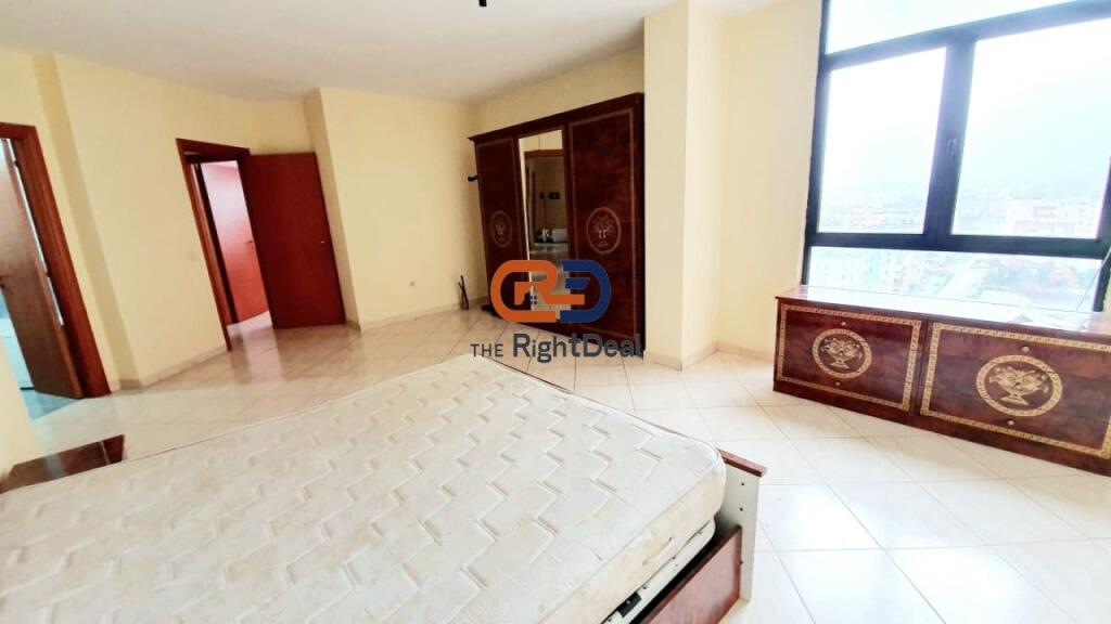 Tek Stacioni Trenit, Shitet Apartament 3+1+2, Mundesi Ideale Per Ndarje!!