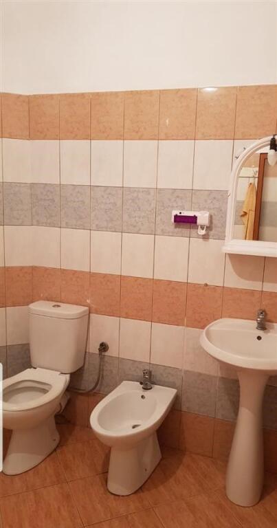 Jepet me qera apartamenti 1+1 , Rruga 5 maj , RR,Lucie Miloti . ka dalje te big market prapa concord center  Cmimi: 320 mije leke +Vend Parkimi i perfshire ne cmim