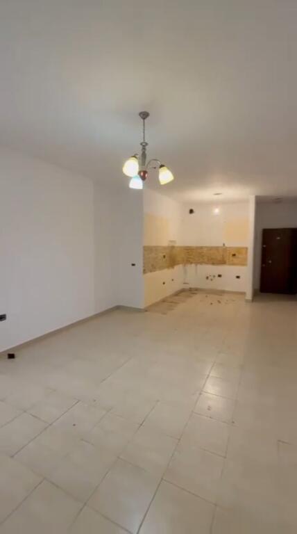 Shitet apartament 3+1 pranë Eleonorës